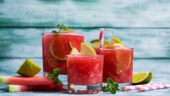 8 Minuman untuk Membersihkan Ginjal Secara Alami