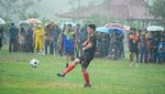 Momen Jokowi-Kaesang Main Bola Sambil Hujan-hujanan
