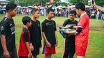 Momen Jokowi-Kaesang Main Bola Sambil Hujan-hujanan