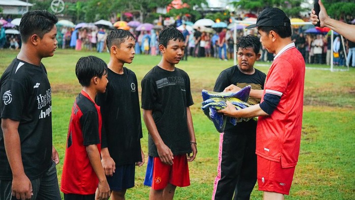 Momen Jokowi-Kaesang Main Bola Sambil Hujan-hujanan Kaesang bermain bola di Lapangan Gamplong, Moyudan, Sleman, Sabtu (27/1/2024) sore. Selain Kaesang, Presiden Joko Widodo juga ikut bermain bola.