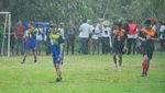 Momen Jokowi-Kaesang Main Bola Sambil Hujan-hujanan