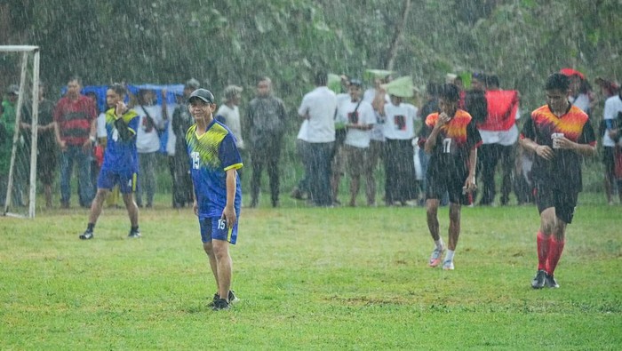 Momen Jokowi-Kaesang Main Bola Sambil Hujan-hujanan Kaesang bermain bola di Lapangan Gamplong, Moyudan, Sleman, Sabtu (27/1/2024) sore.