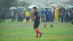 Momen Jokowi-Kaesang Main Bola Sambil Hujan-hujanan