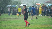 Ketua Umum PSI, Kaesang Pangarep bermain bola di Lapangan Gamplong, Moyudan, Sleman, Sabtu (27/1/2024) sore.