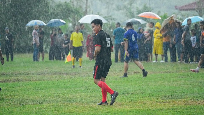 Momen Jokowi-Kaesang Main Bola Sambil Hujan-hujanan Kaesang bermain bola di Lapangan Gamplong, Moyudan, Sleman, Sabtu (27/1/2024) sore. Selain Kaesang, Presiden Joko Widodo juga ikut bermain bola.