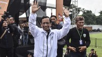 Calon wakil presiden nomor urut 3 Mahfud MD melambaikan tangan saat orasi politik di Stadion Wiradadaha, Kota Tasikmalaya, Jawa Barat, Sabtu (27/1/2024).