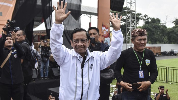 Calon wakil presiden nomor urut 3 Mahfud MD memberikan orasi politik saat senam sehat dan tasyakuran harlah partai Hanura ke-17 di Stadion Wiradadaha, Kota Tasikmalaya, Jawa Barat, Sabtu (27/1/2024). Dalam kampanyenya Mahfud MD berjanji akan memutihkan kredit bagi petani dan nelayan yang sulit membayar utang pada Pemerintah, serta memprioritaskan guru agama mendapat honor yang layak. ANTARA FOTO/Adeng Bustomi/nz