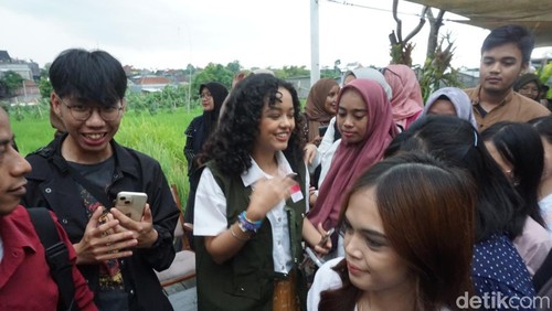 Mutiara Annisa Baswedan menemui muda-mudi di acara diskusi isu perempuan dan kesehatan mental di Kecamatan Kuta Utara, Kabupaten Badung, Sabtu (27/1/2024). (Agus Eka Purna Negara/detikBali)