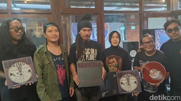 Navicula rilis album Archipelago Rebels dalam format piringan hitam.