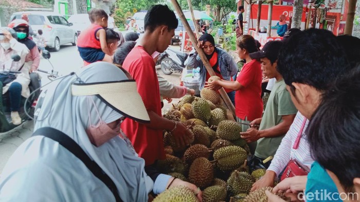 Pedagang durian di jalan Randulanang, Kecamatan Jatinom, Klaten, Sabtu (27/1/2024).
