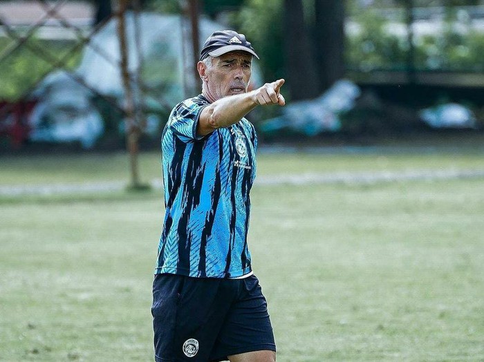 Pelatih Arema FC Fernando Valente menilai masih ada pekerjaan rumah (PR) yang harus dibenahi jelang kembali bergulirnya Liga 1 2023/2024. Pelatih asal Portugal itu menyebut kesalahan individu perlu dikurangi.
