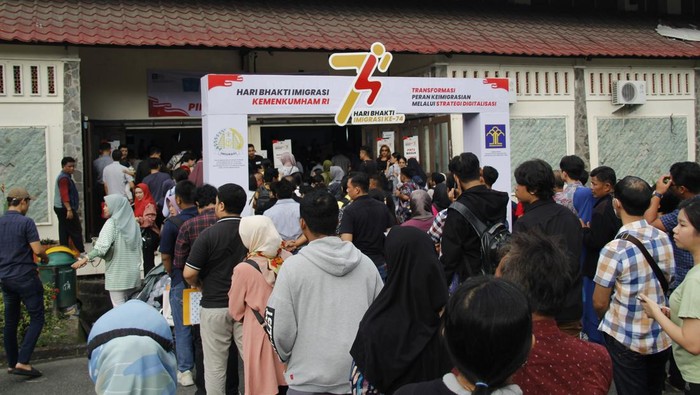 Pelayanan Paspor Simpatik dalam rangka Hari Bhakti ke-74 Imigrasi di Medan