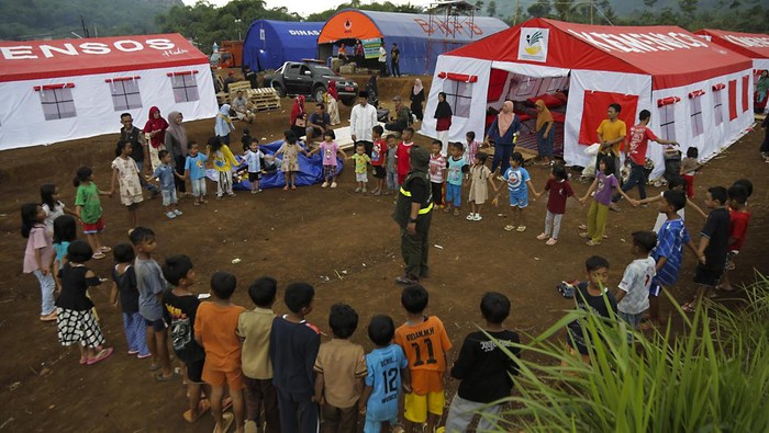Pemulihan Trauma untuk Anak-anak Korban Tanah Longsor di Sukabumi Anak - anak korban longsor mengikuti kegiatan pemulihan trauma di Cibatuhilir, Sekarwangi, Cibadak, Kabupaten Sukabumi, Jawa Barat, Jumat (26/1/2024). Kegiatan tersebut dilakukan sebagai upaya penyembuhan trauma bagi anak-anak korban terdampak tanah longsor. ANTARA FOTO/Henry Purba/agr/Spt.