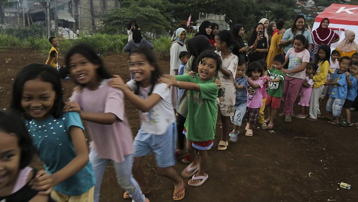 Pemulihan Trauma untuk Anak-anak Korban Tanah Longsor di Sukabumi Anak - anak korban longsor mengikuti kegiatan pemulihan trauma di Cibatuhilir, Sekarwangi, Cibadak, Kabupaten Sukabumi, Jawa Barat, Jumat (26/1/2024). Kegiatan tersebut dilakukan sebagai upaya penyembuhan trauma bagi anak-anak korban terdampak tanah longsor. ANTARA FOTO/Henry Purba/agr/Spt.
