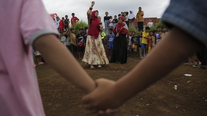 Pemulihan Trauma untuk Anak-anak Korban Tanah Longsor di Sukabumi Anak - anak korban longsor mengikuti kegiatan pemulihan trauma di Cibatuhilir, Sekarwangi, Cibadak, Kabupaten Sukabumi, Jawa Barat, Jumat (26/1/2024). Kegiatan tersebut dilakukan sebagai upaya penyembuhan trauma bagi anak-anak korban terdampak tanah longsor. ANTARA FOTO/Henry Purba/agr/Spt.