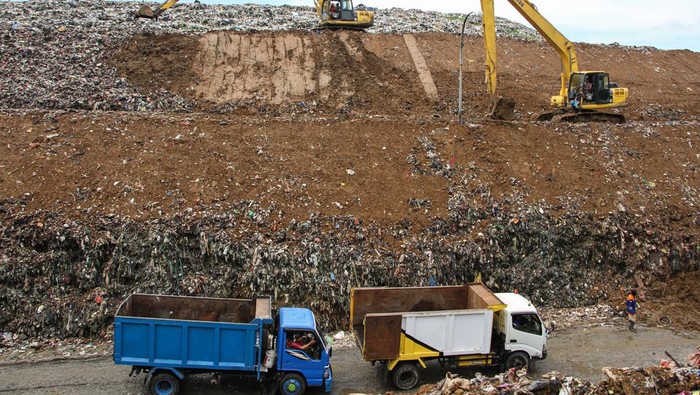 Penampakan Gunung Sampah di TPA Makassar Petugas mengoperasikan alat berat untuk menutup permukaan gunungan sampah dengan tanah di Tempat Pembuangan Akhir (TPA) Antang, Makassar, Sulawesi Selatan, Sabtu (27/1/2024). Pemerintah setempat menutup sebagian permukaan gunungan sampah dengan tanah di TPA tersebut sebagai upaya mengurangi bau busuk yang menyengat terutama saat musim hujan. ANTARA FOTO/Arnas Padda/nz