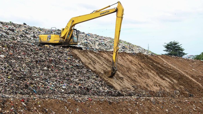 Petugas mengoperasikan alat berat untuk menutup permukaan gunungan sampah dengan tanah di Tempat Pembuangan Akhir (TPA) Antang, Makassar, Sulawesi Selatan, Sabtu (27/1/2024). Pemerintah setempat menutup sebagian permukaan gunungan sampah dengan tanah di TPA tersebut sebagai upaya mengurangi bau busuk yang menyengat terutama saat musim hujan. ANTARA FOTO/Arnas Padda/nz
