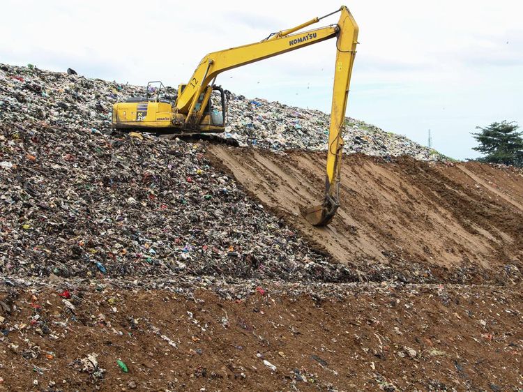 Penampakan Gunung Sampah di TPA Makassar