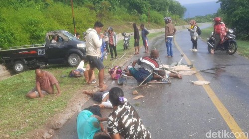Penumpang berserakan di jalan setelah pikap terguling di Sabu Raijua, NTT, Sabtu (27/1/2024).