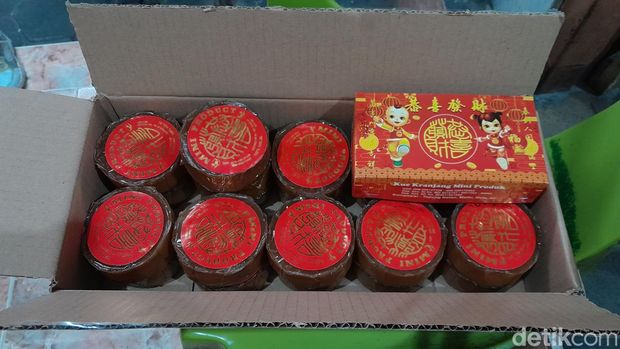 Perajin kue keranjang khas imlek di Solo, Sabtu (27/1/2024).