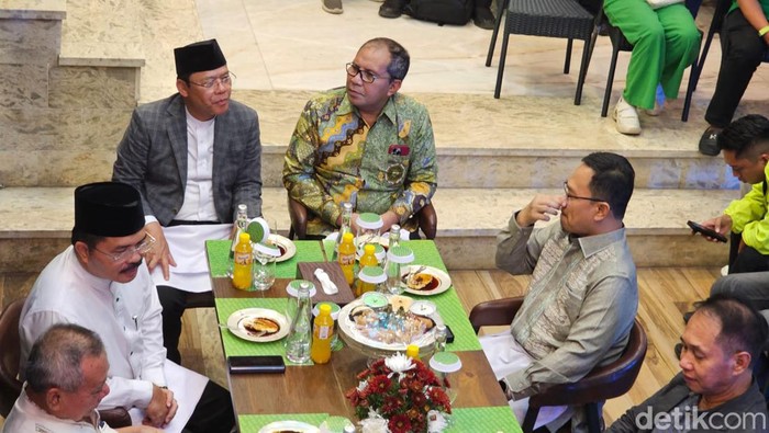 Plt Ketua Umum PPP Mardiono (jas abu-abu) saat santap malam di kediaman Wali Kota Makassar Moh Ramdhan Danny Pomanto (batik hijau).