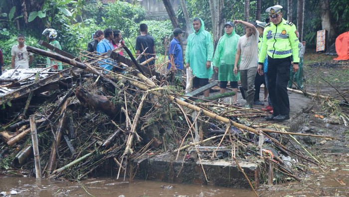 Polisi dan TNI beserta BPBD Pagar Alam bekerjasama membantu evakuasi dan pembersihan akibat banjir di Kampung Belakang PU Pagar Alam.