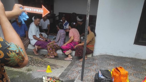 Polisi melakukan olah TKP di lokasi warga tewas tersetrum listrik di Desa Tegak, Klungkung, Bali, Jumat (26/1/2024). (Foto : Dok. Polsek Klungkung)