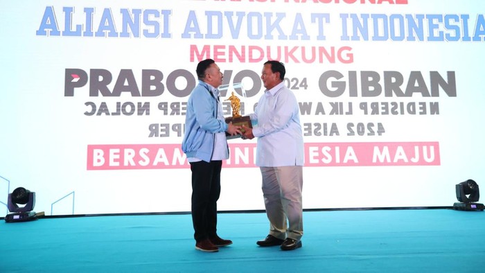 Aliansi Advokat Indonesia (AAI) mendeklarasikan dukungan kepada paslon nomor urut 2 Prabowo Subianto dan Gibran Rakabuming, Jumat (26/1/2024). Hadir langsung dalam acara deklarasi, Prabowo didaulat menjadi tokoh pro bono dari aliansi besutan Otto Hasibuan itu.