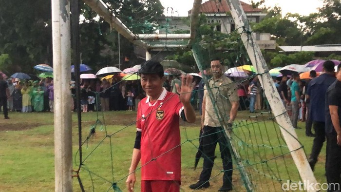 Presiden Jokowi bermain bola bersama anak-anak di Lapangan Gamplong, Sleman, Sabtu (27/1/2024).