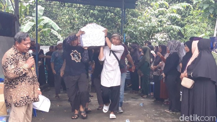 Pria tewas diduga ditembak dimakamkan di Desa Ngaru-aru, Kecamatan Banyudono, Kabupaten Boyolali, Sabtu (27/1/2024).