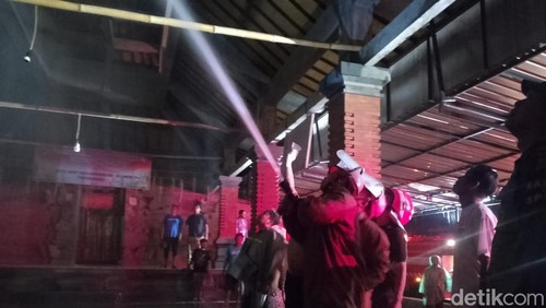 Proses pemadaman kebakaran balai banjar akibat tersambar petir di Banjar Koripan Kangin, Desa Banjarangkan, Kabupaten Klungkung, Sabtu malam (27/1/2024) (Putu Krista/detikBali).