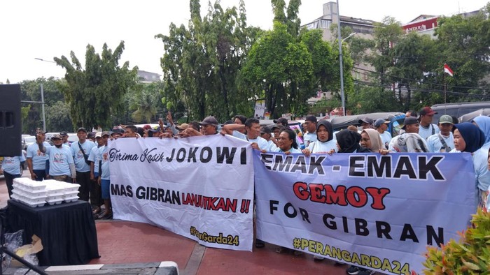 Relawan bag-bagi makan siang gratis