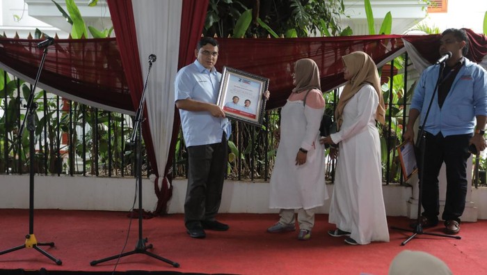Relawan Ketuk Pintu Resmi Dukung Prabowo-Gibran Relawan RKP secara resmi mendukung pasangan capres dan cawapres nomor urut 2 Prabowo-Gibran.