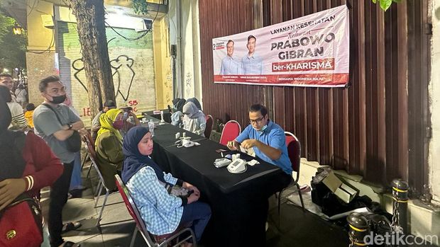 Relawan Prabowo-Gibran BerKharisma Gemparkan Jalan Tunjungan Surabaya