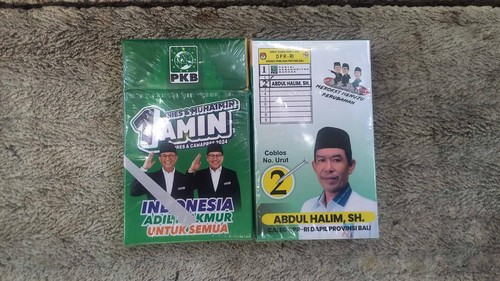 Rokok bergambar AMIN beredar saat kampanye Cak Imin di Desa Sumberkima, Kecamatan Gerokgak, Buleleng, Bali, Jumat (26/1/2024). (Foto: Made Wijaya Kusuma/detikBali)