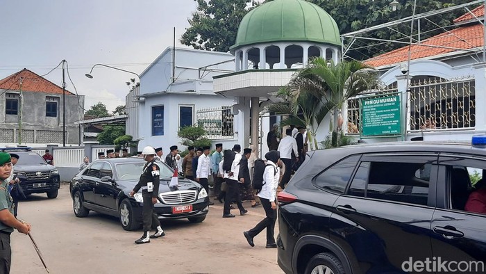 Rombongan Wakil Presiden Maruf Amin memasuki kompleks makam Waliyullah Mbah Ahmad Mutamakkin di Kajen, Pati, Sabtu (27/1/2024).