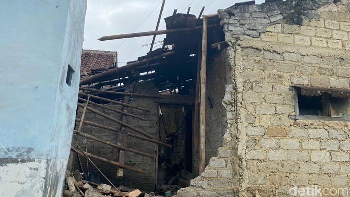 Rumah rusak akibat puting beliung di Sukabumi, Sabtu (27/1/2024