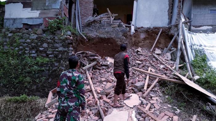 Rumah warga di Ciamis rusak gegara longsor.