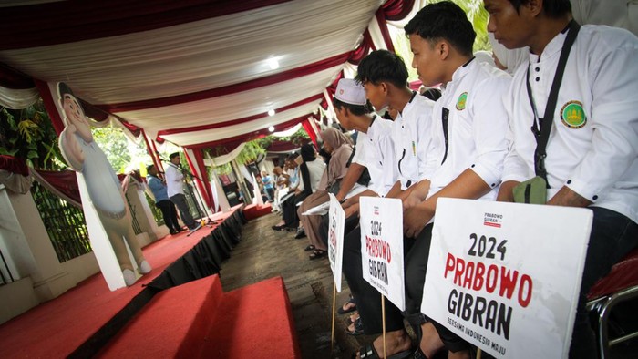 Barisan Santri Muda (Barista) menyambangi kediaman Prabowo Subianto. Mereka menyatakan dukungan kepada capres nomor urut 2 ini.