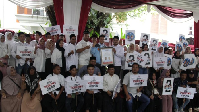 Barisan Santri Muda (Barista) menyambangi kediaman Prabowo Subianto. Mereka menyatakan dukungan kepada capres nomor urut 2 ini.