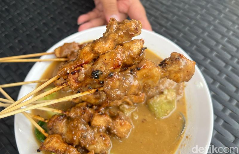 Kuah sate ini memiliki rasa yang manis dengan kuah yang lembut dan nikmat.