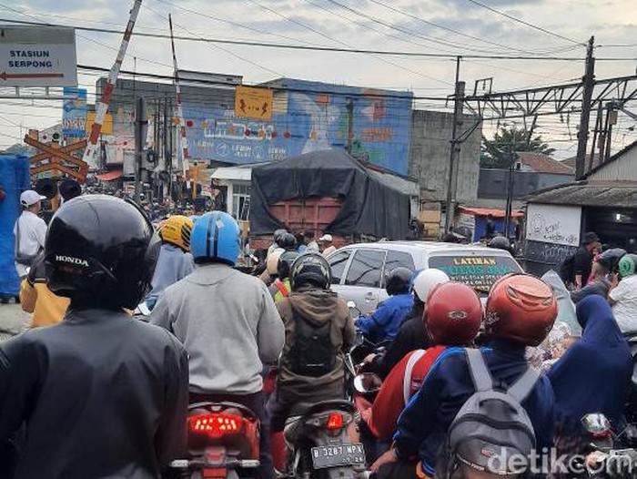 Satu unit truk mengalami masalah di perlintasan rel Stasiun Serpong Tangerang Selatan. Truk bermasalah tersebut menyebabkan kemacetan. (dok Pribadi/Fajar)