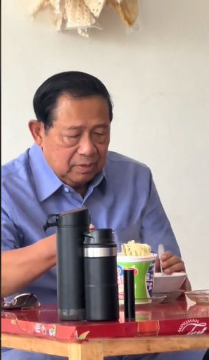 SBY Makan Pop Mie di Warung Pinggir Jalan, Momennya Viral!
