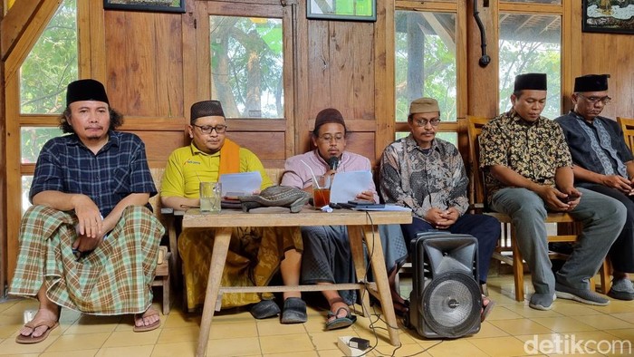 Sekretaris Mubes Nahdliyin Nusantara, Zuhdi Abdurrohman (pegang mic) saat memberikan keterangan, Sabtu (27/1/2024).