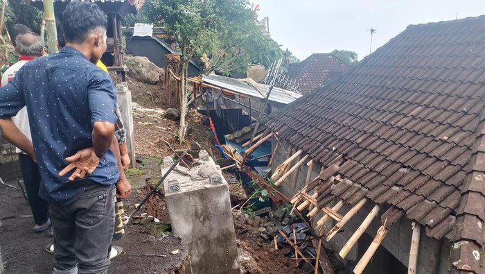 Senderan pura pribadi milik I Wayan Sulatra jebol dan menimpa rumahnya sendiri di Banjar Dinas Kecagbalung, Desa Seraya, Karangasem, Sabtu (27/1/2024)