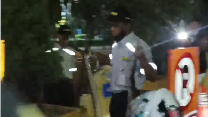 Seorang petugas parkir di sebuah RS di Kemayoran, Jakarta Pusat menangkap ular sanca.