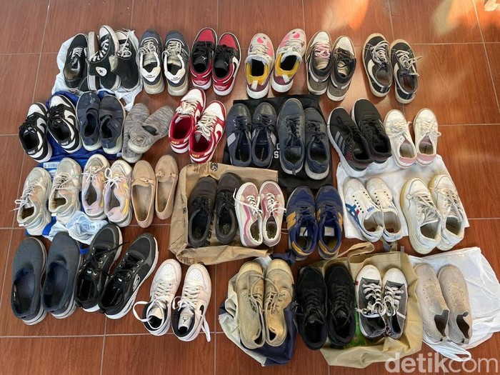 Di puncak musim hujan, biasanya hujan mengguyur hampir setiap hari. Sehingga membuat sepatu yang kita gunakan sehari-hari bisa cepat rusak dan bau, jika tidak dirawat dengan benar.