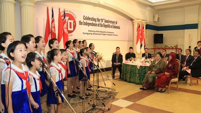 Siswa Ryulgok Mid-School saat bernyanyi lagu Indonesia dalam acara Perayaan HUT ke-70 RI tahun 2015