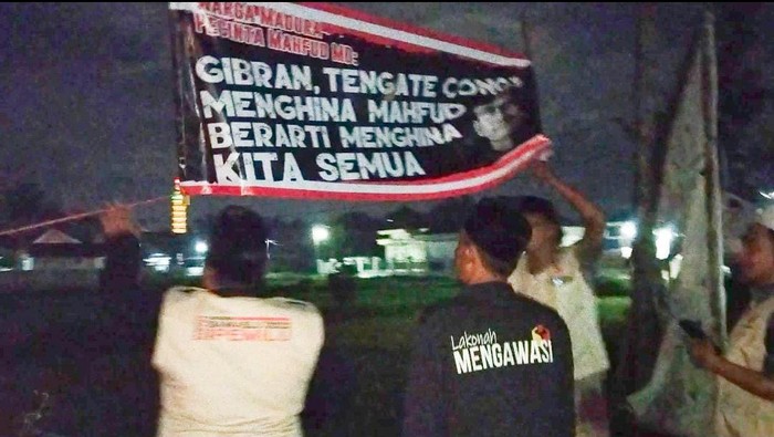 Spanduk kecam Gibran bertebaran di Bangkalan