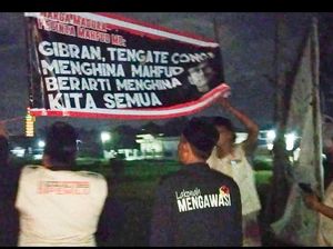 Spanduk Bernada Kecaman ke Gibran Bertebaran di Bangkalan